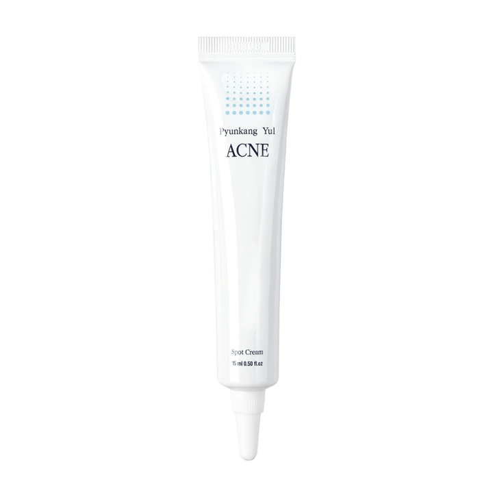 Ena tuba Pyunkang Yul Acne Spot Cream 15ml na beli podlagi, ki vsebuje kremo za akne in bakrove peptide za zmanjšanje vnetja.