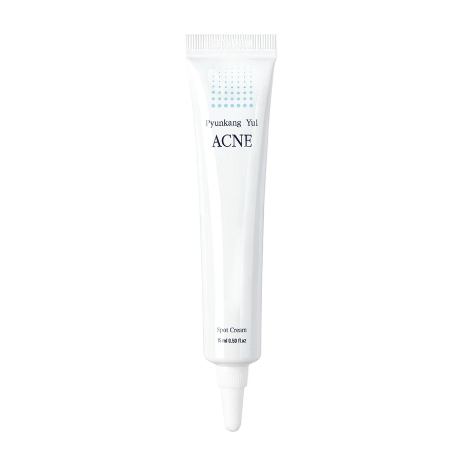 Ena tuba Pyunkang Yul Acne Spot Cream 15ml na beli podlagi, ki vsebuje kremo za akne in bakrove peptide za zmanjšanje vnetja.