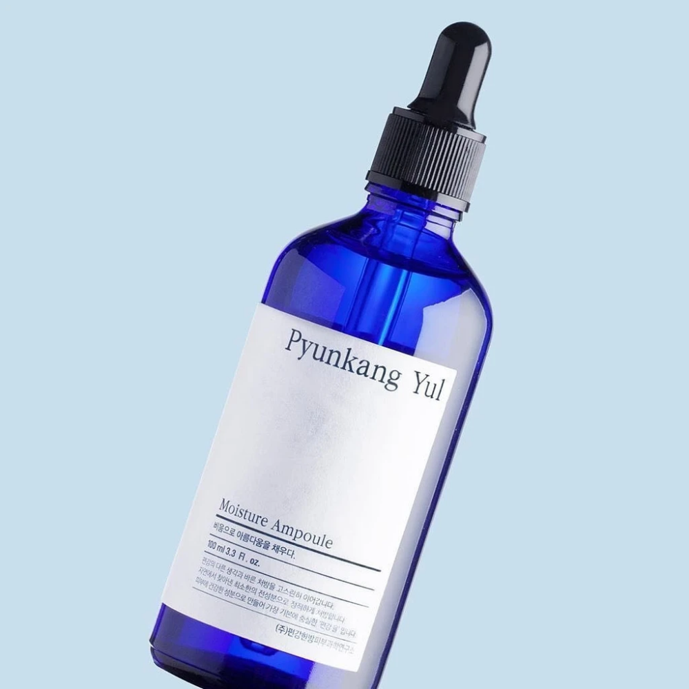 Modra steklenica na modrem ozadju s Pyunkang Yul's Moisture Ampoule 100ml serumom.