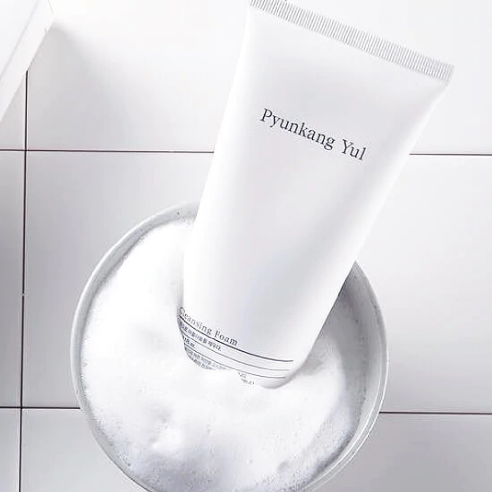 Ena tuba Pyunkang Yul Cleansing Foam 150ml očisti umazanijo s tvoje kože.