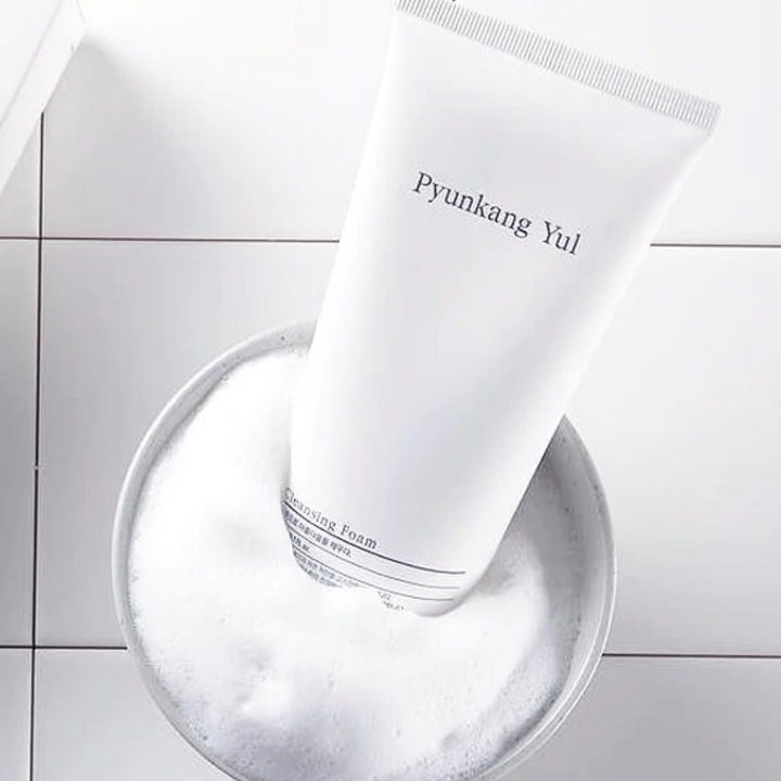 Ena tuba Pyunkang Yul Cleansing Foam 150ml očisti umazanijo s tvoje kože.