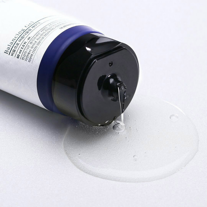 Steklenička Pyunkang Yul Balancing Gel 60ml z eno kapljico vode na njej.