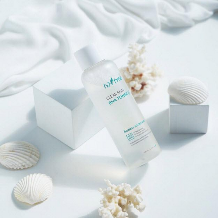 Steklenica Clear Skin BHA Toner 200ml iz Isntree z lupinami in školjkami na beli podlagi, okrepljena s kompleksom izvlečka morskih alg.