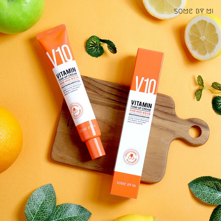 SOME BY MI V10 Vitamin Tone-Up Cream 50ml na deski za rezanje z pomarančami in limonami, koža.