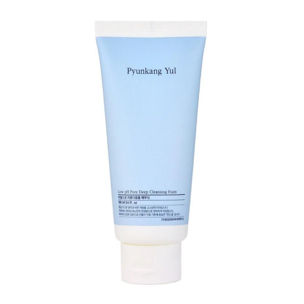 Ena tuba Pyunkang Yul Low pH Pore Deep Cleansing Foam 100ml za čiščenje kože na beli podlagi.