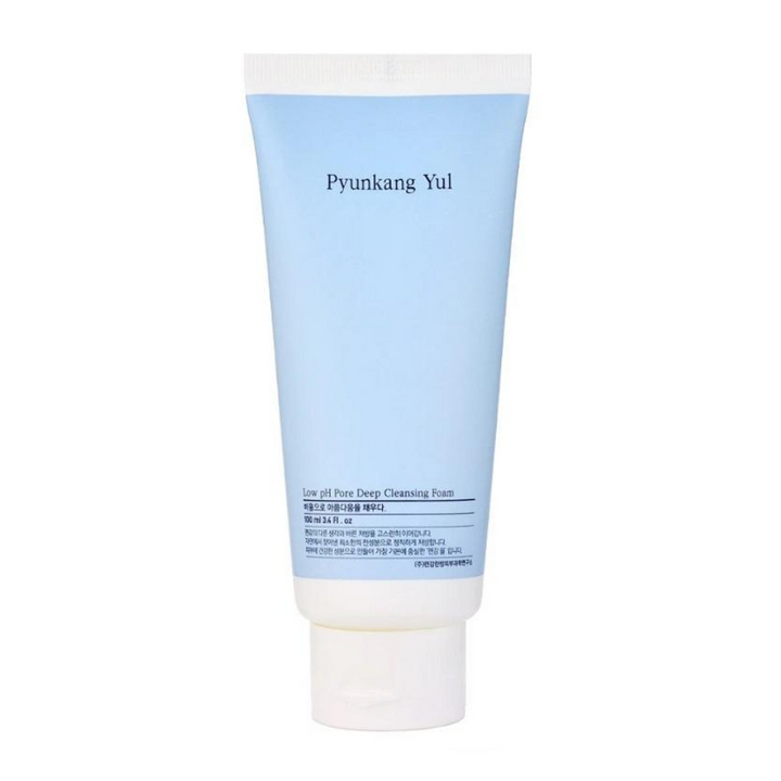 Ena tuba Pyunkang Yul Low pH Pore Deep Cleansing Foam 100ml za čiščenje kože na beli podlagi.