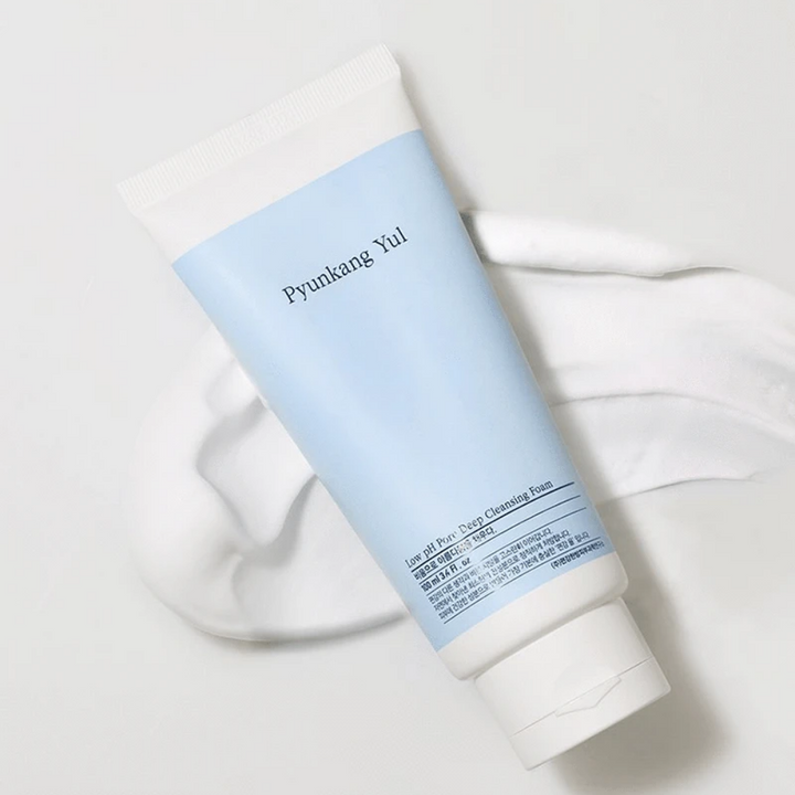 Ena tuba bele Pyunkang Yul Low pH Pore Deep Cleansing Foam 100ml na beli površini.
