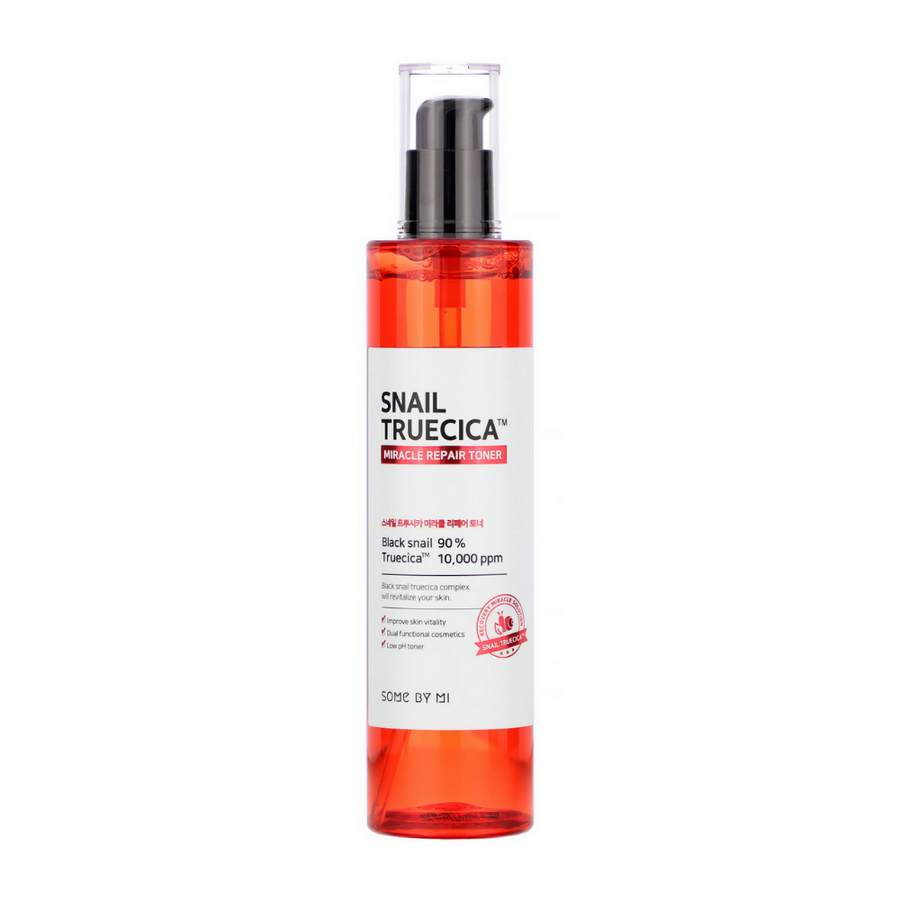 Ena steklenica SOME BY MI Snail Truecica Miracle Repair Toner 135ml na beli podlagi, spodbuja nego kože.