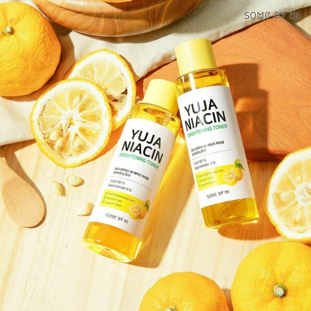 Dve steklenici SOME BY MI Yuja Niacin 30 Days Miracle Brightening Toner 150ml na leseni mizi.