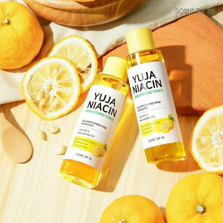 Dve steklenici SOME BY MI Yuja Niacin 30 Days Miracle Brightening Toner 150ml na leseni mizi.