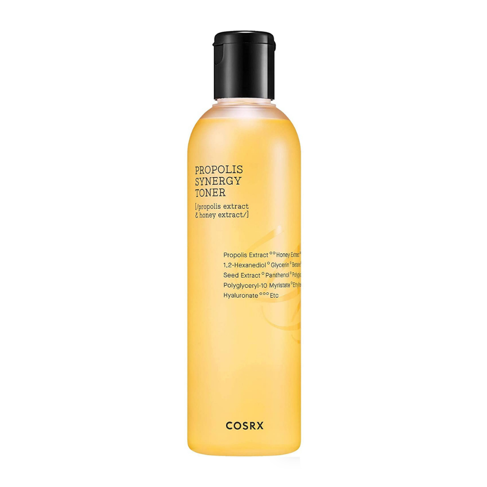 Steklenica COSRX Full Fit Propolis Synergy Toner 150ml z protivnetnimi in antibakterijskimi učinki na beli podlagi.