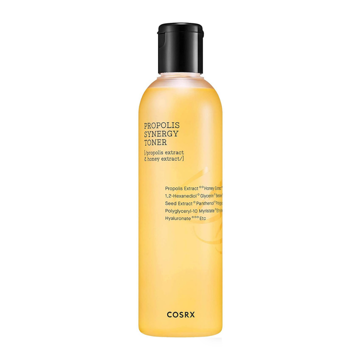 Steklenica COSRX Full Fit Propolis Synergy Toner 150ml z protivnetnimi in antibakterijskimi učinki na beli podlagi.
