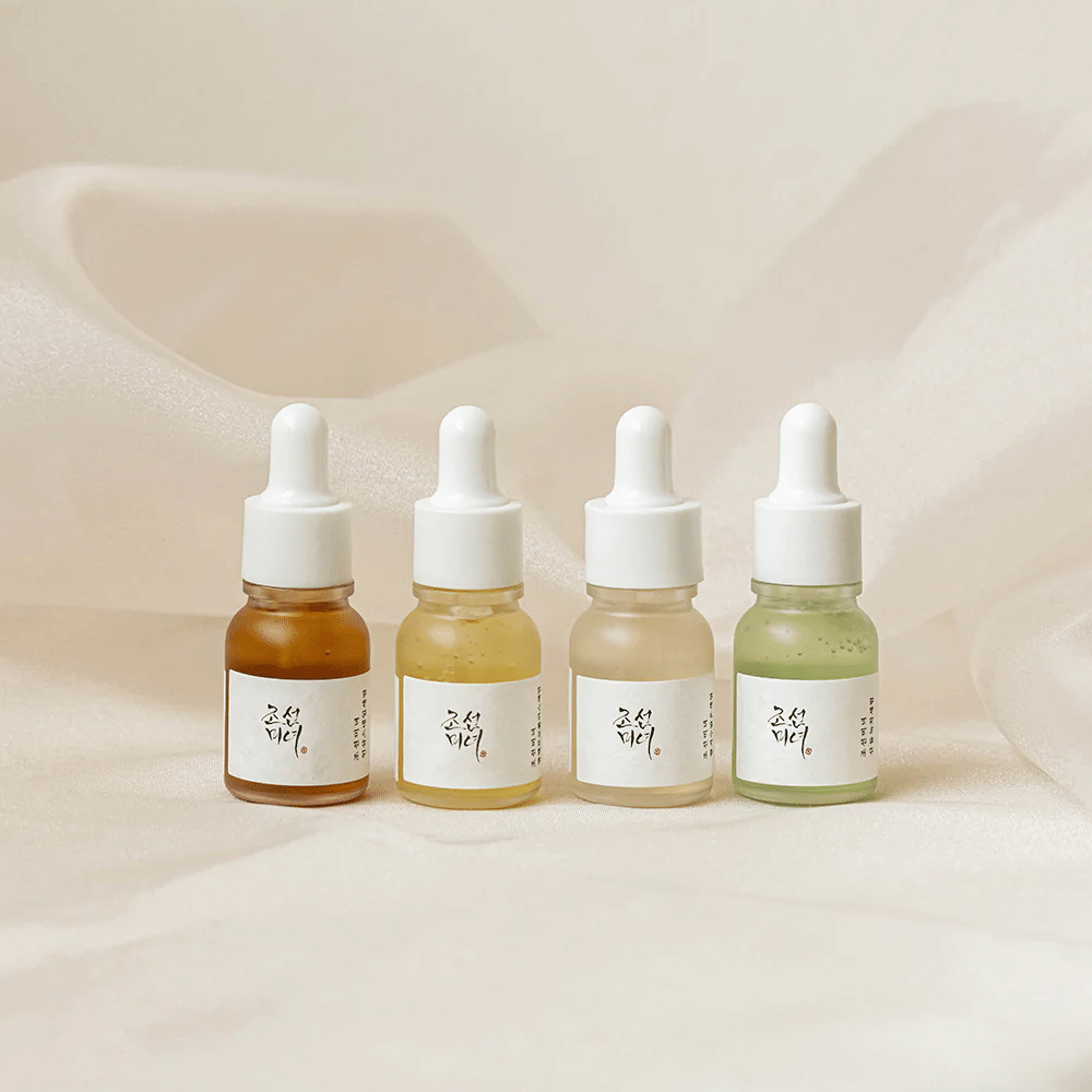Štiri steklenice Beauty of Joseon Hanbang Serum Discovery Kit 4 kos na beli podlagi.