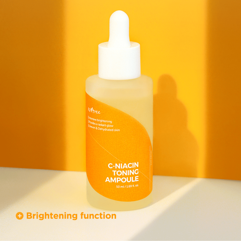 Steklenička Isntree C-Niacin Toning Ampoule 50ml z osvetlitvenimi lastnostmi ampule na rumeni podlagi.