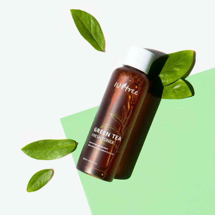 Steklenica Isntree Green Tea Fresh Toner 200ml s tonirnimi lastnostmi na zeleni podlagi.
