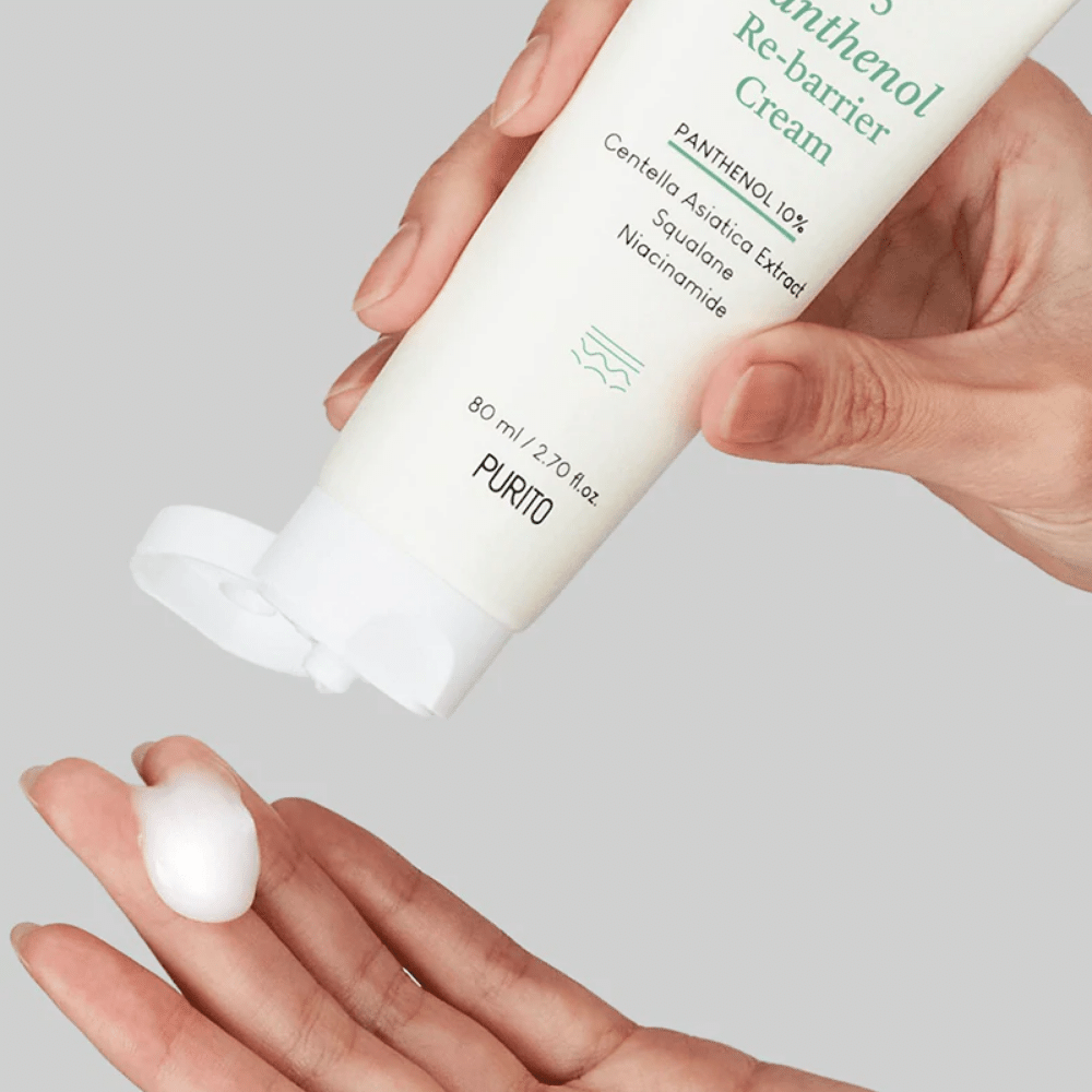 Roka drži tubo s PURITOs B5 Panthenol Re-Barrier Cream 80ml z zaščito kožne pregrade in vlage.