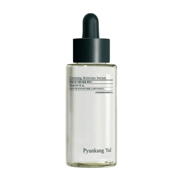 Steklenička Pyunkang Yul Calming Moisture Serum 30ml s cica ekstraktom in ekstraktom čajevca na beli podlagi.