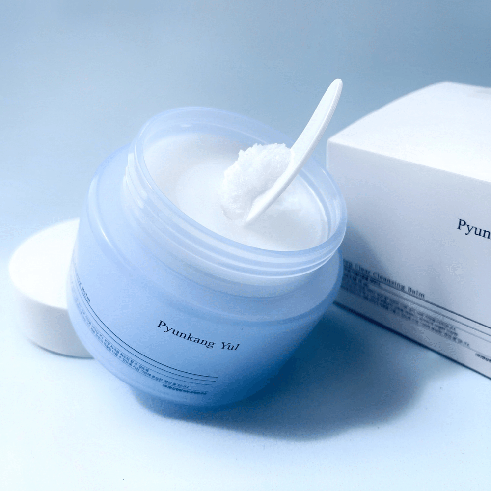 Ena posoda Pyunkang Yul Deep Clear Cleansing Balm 100ml z žlico poleg.