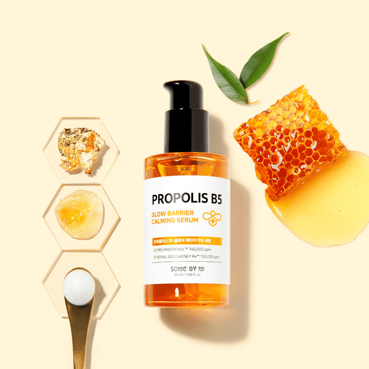 Ena steklenička Propolis B5 Glow Barrier Calming Serum 50ml od SOME BY MI na rumeni podlagi.