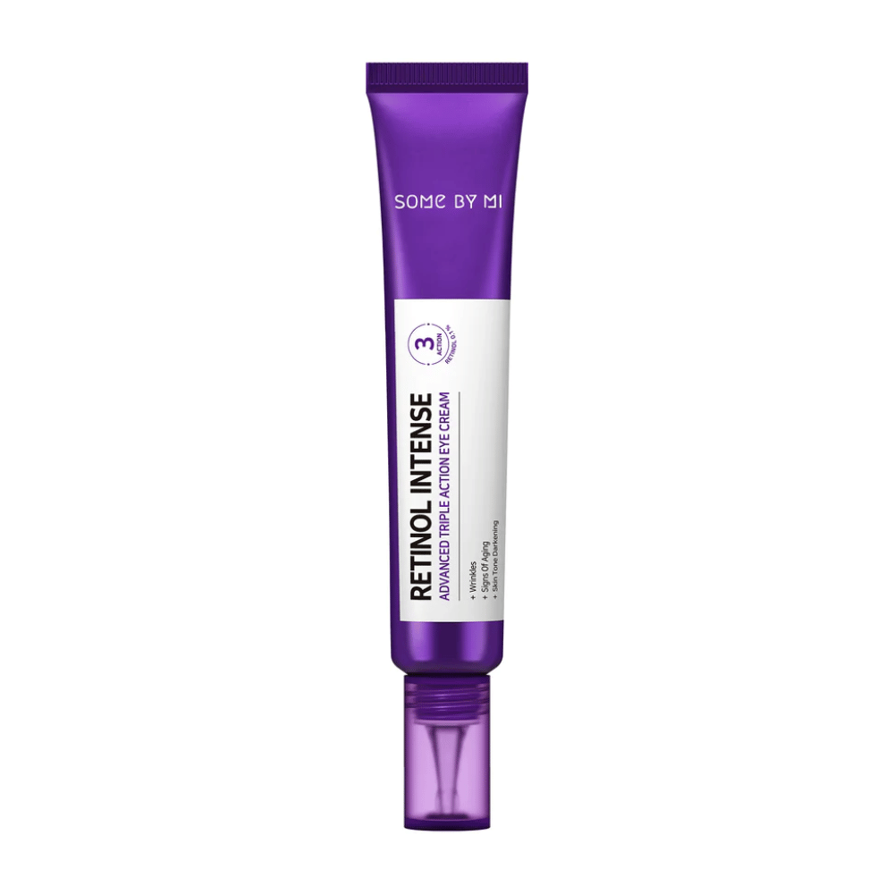 Ena tuba Retinol Intense Advanced Triple Action Eye Cream 30ml z retinolom iz SOME BY MI na beli podlagi.