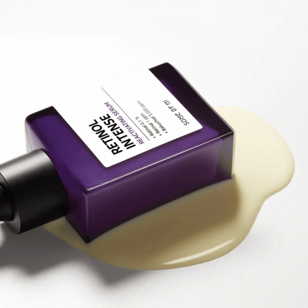 Steklenica SOME BY MI Retinol Intense Reactivating Serum 30ml, ki stoji na beli površini.
