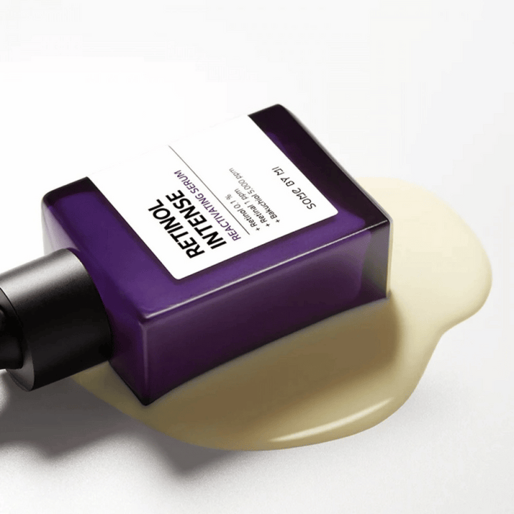 Steklenica SOME BY MI Retinol Intense Reactivating Serum 30ml, ki stoji na beli površini.