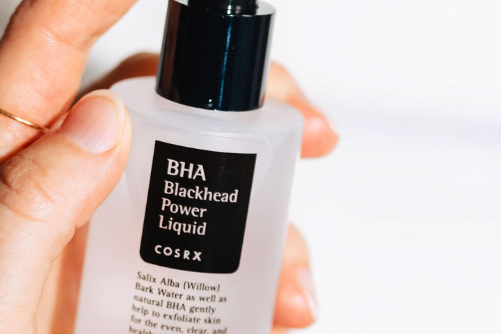 Oseba, ki prikazuje COSRX BHA Blackhead Power Liquid 100ml, rešitev proti ogrcem (ogrci) iz K-beauty.