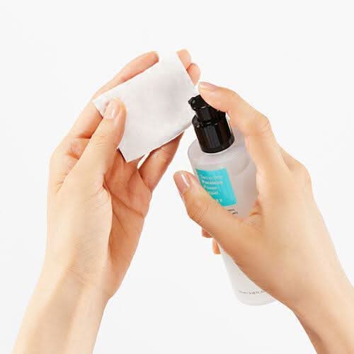 Roka, ki prikazuje uporabo COSRX Two In One Poreless Power Liquid 100ml za mastno kožo.