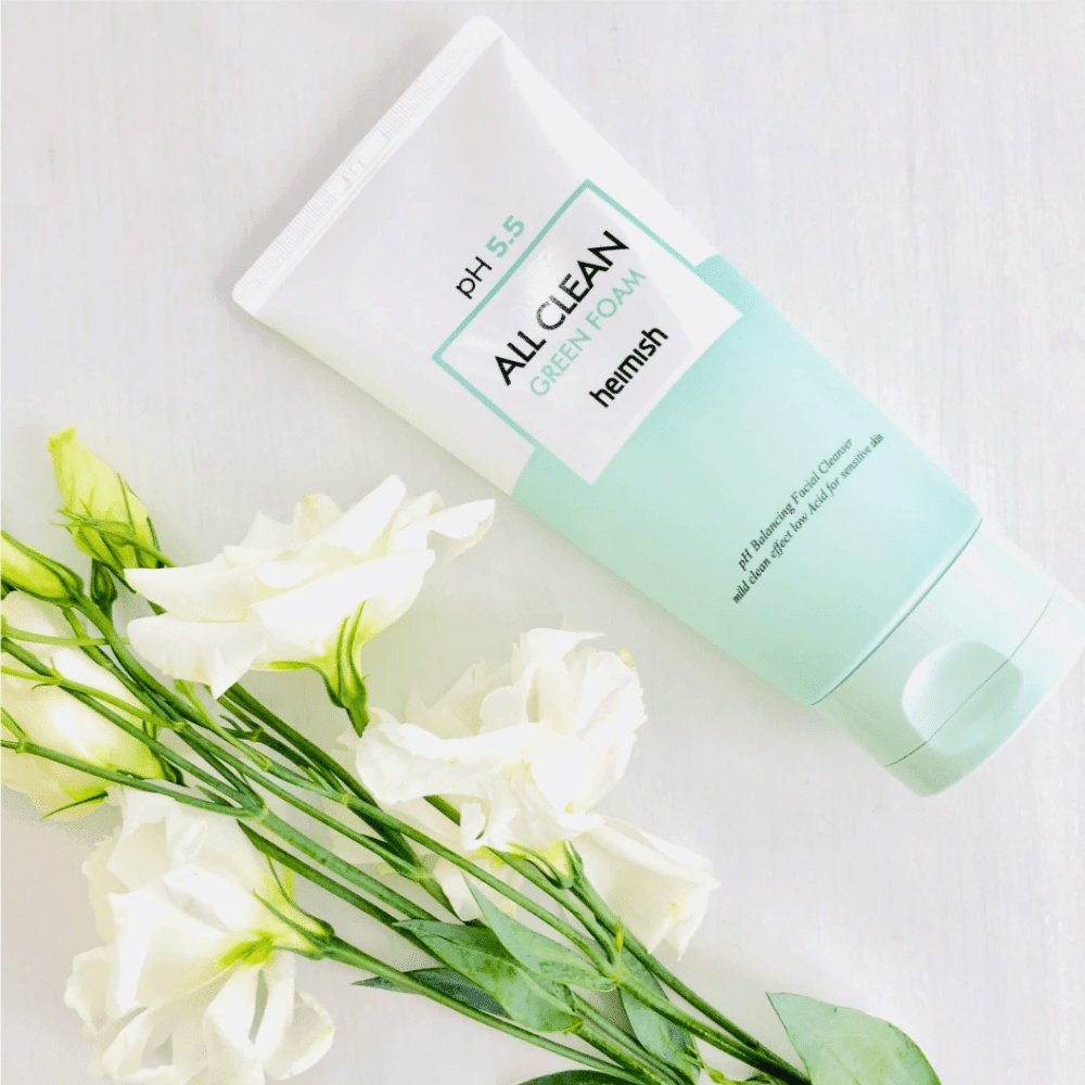Tuba heimish All Clean Green Foam 150ml poleg belih cvetov.