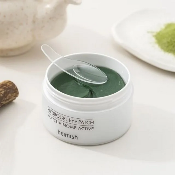 Skleda z Heimish Matcha Biome Hydrogel Eye Patch 60 obliži in žlica.