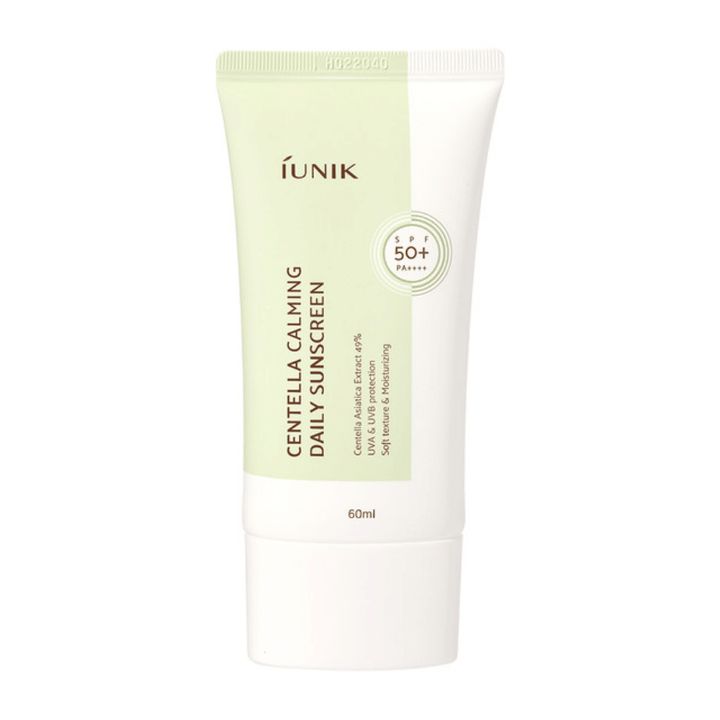 Ena tuba iUNIK Centella Calming Daily Sunscreen 60ml z SPF 50+ in zaščito pred UVA in UVB žarki na beli podlagi.