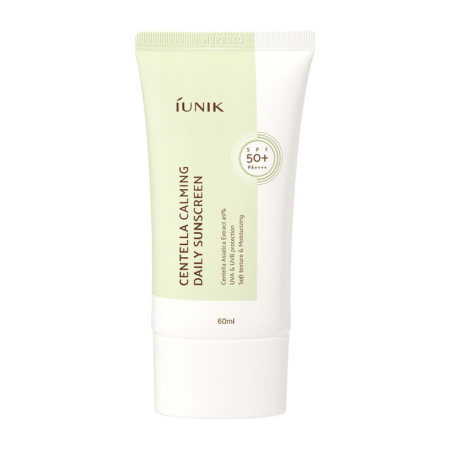 Ena tuba iUNIK Centella Calming Daily Sunscreen 60ml z SPF 50+ in zaščito pred UVA in UVB žarki na beli podlagi.