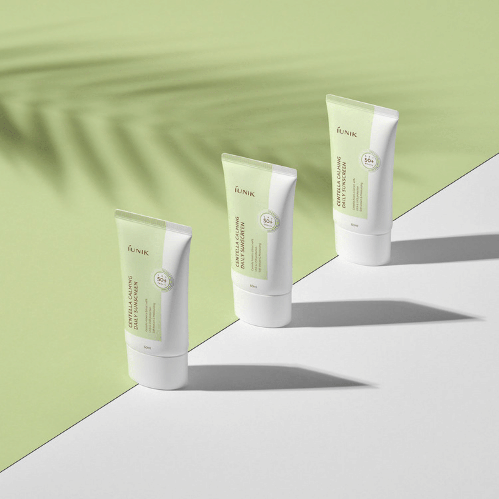 Tri tube iUNIK Centella Calming Daily Sunscreen z SPF 50+ zaščito pred UVA in UVB žarki na beli podlagi.