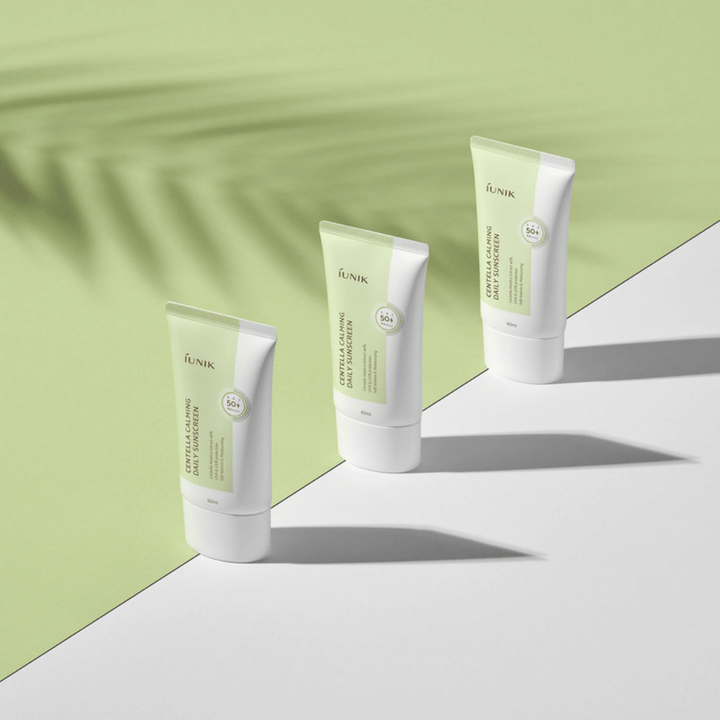 Tri tube iUNIK Centella Calming Daily Sunscreen z SPF 50+ zaščito pred UVA in UVB žarki na beli podlagi.